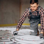 service-man-instelling-house-heating-system-floor_1303-26523